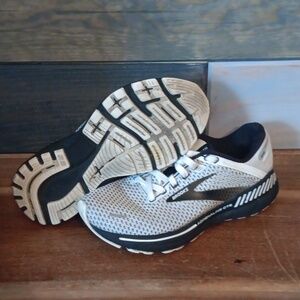 Brooks Adrenaline Gts 22 Womens Size 8 B Running Shoes White Gray Black